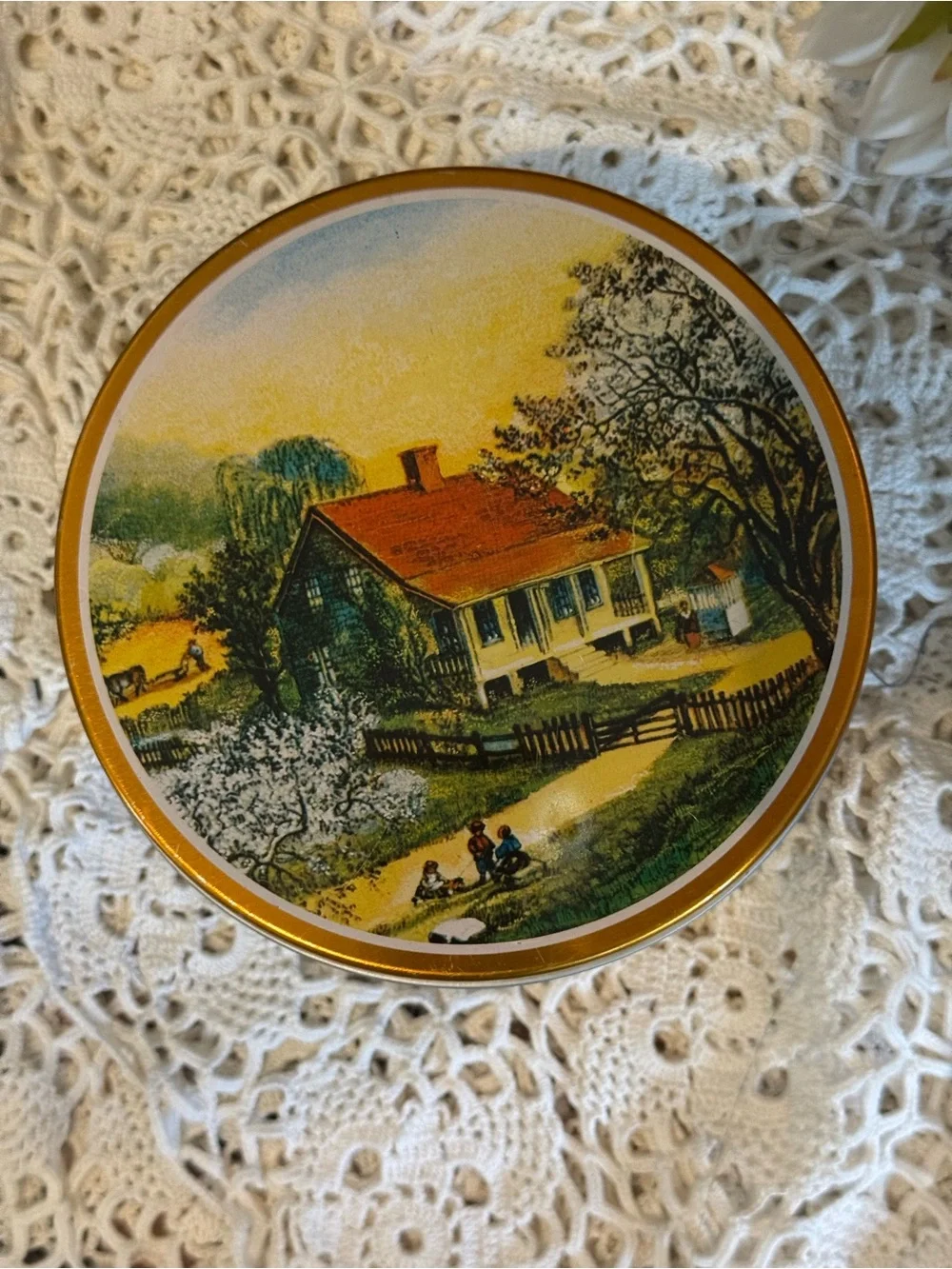 Vintage Round Farmhouse Scene Metal Tin – Country Cottage Decor